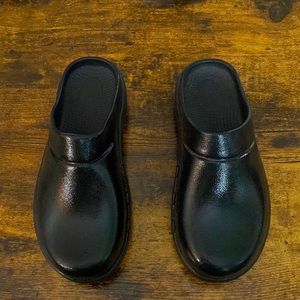 Oofos size 7 men - black